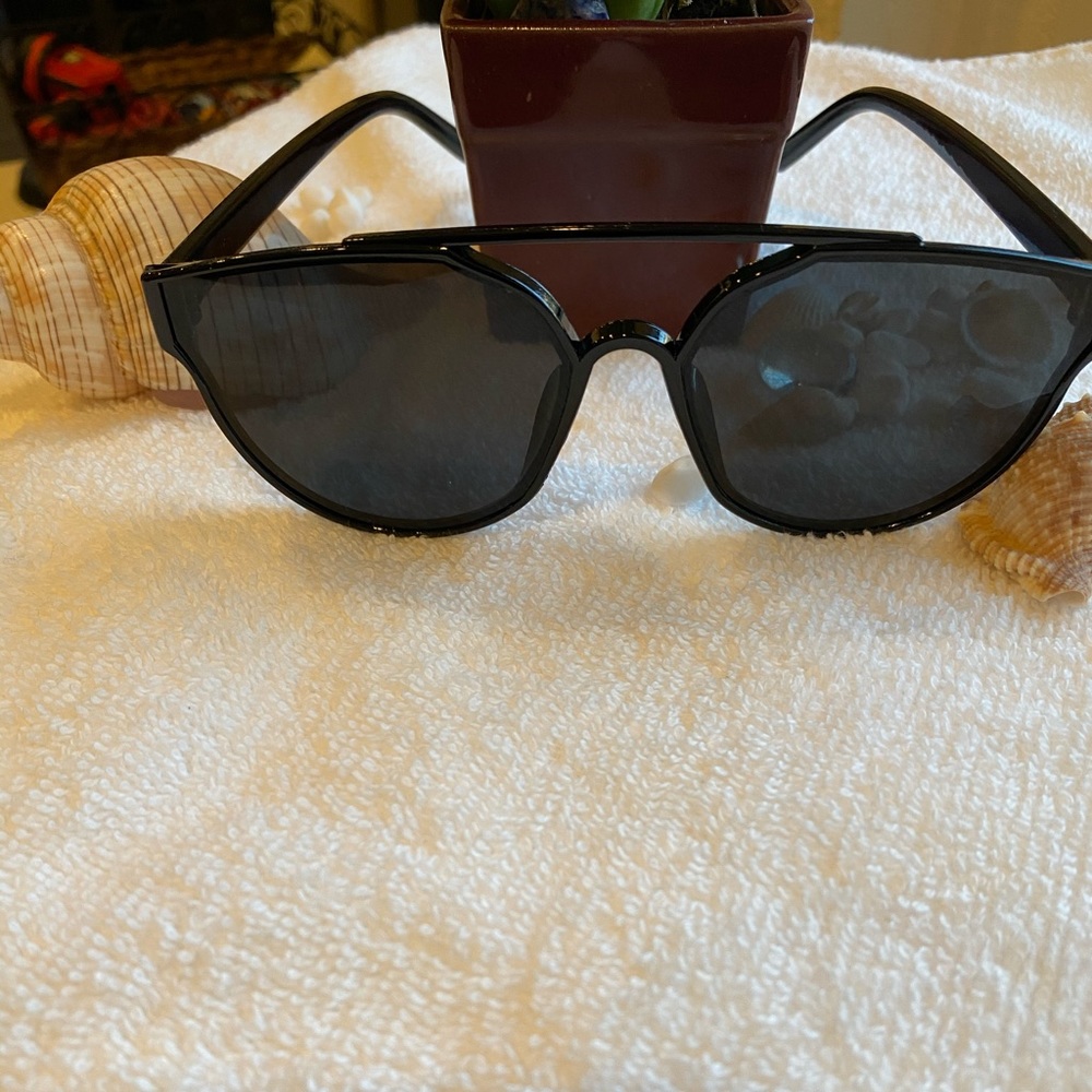 Black on Black Sunglasses - Picture 5 of 7